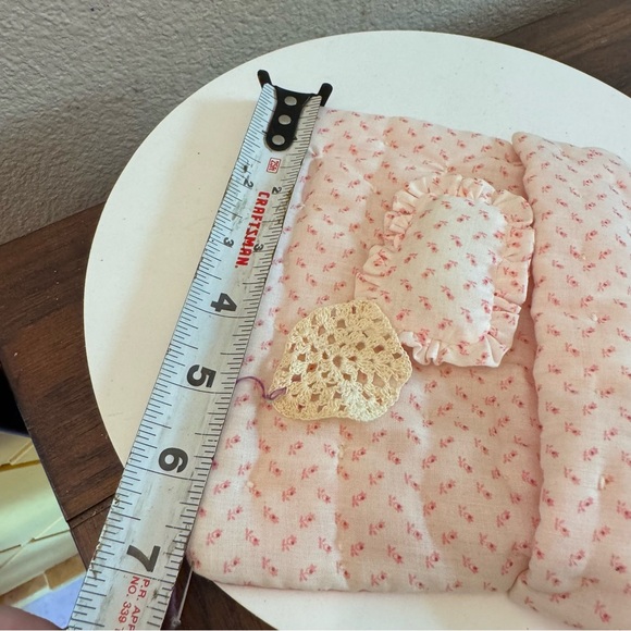 Vintage handmade dollhouse size quilt floral design matching pillows - Picture 2 of 4